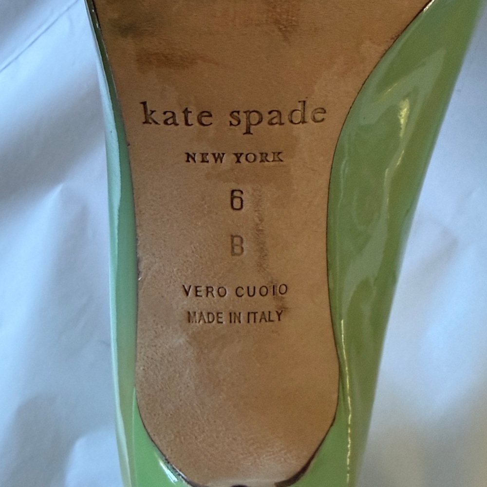 Kate Spade ‘Karolina’ pumps in seafoam with gold bow Size 6 Made in Italy - Picture 6 of 8